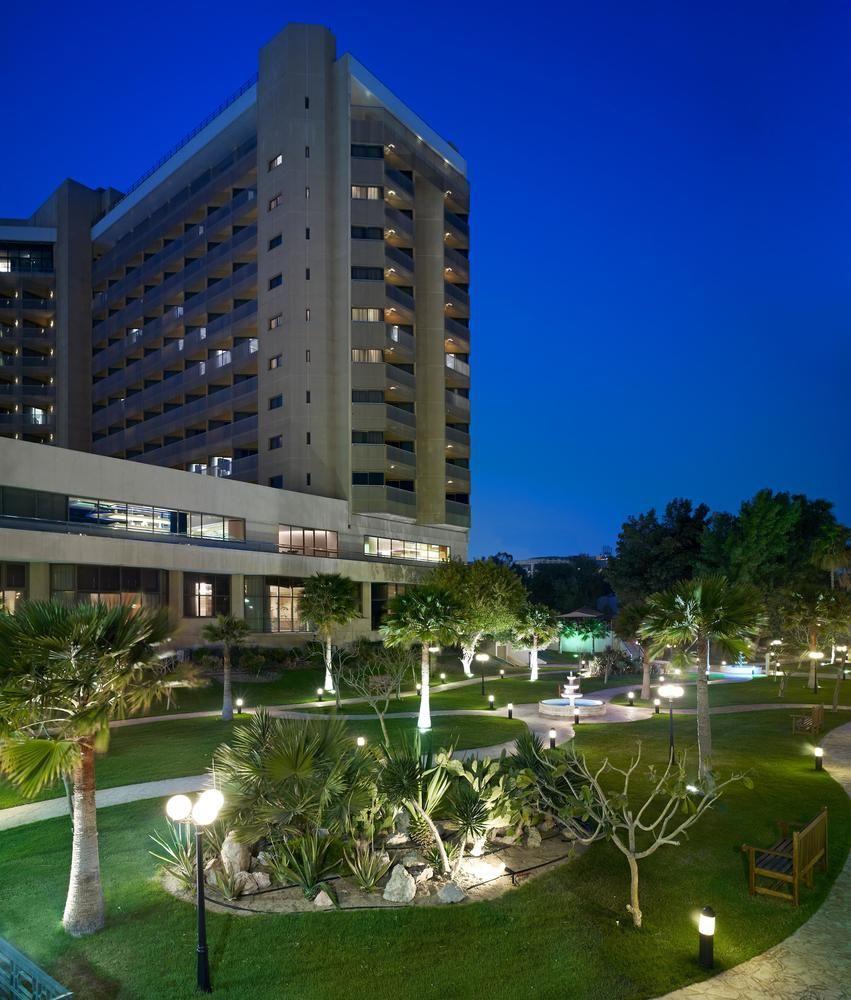 Le Meridien Al Khobar Ngoại thất bức ảnh The campus at night