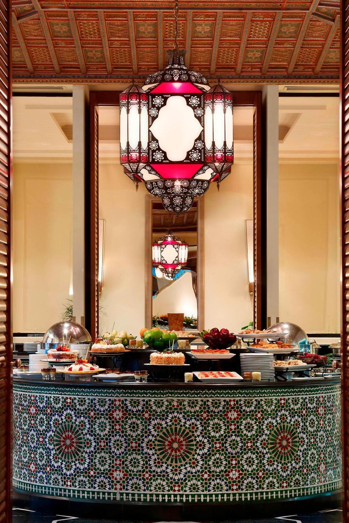 Le Meridien Al Khobar Ngoại thất bức ảnh A buffet at a hotel