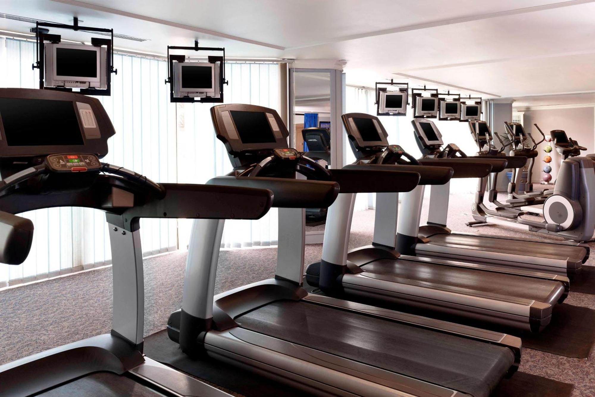 Le Meridien Al Khobar Ngoại thất bức ảnh A row of treadmills