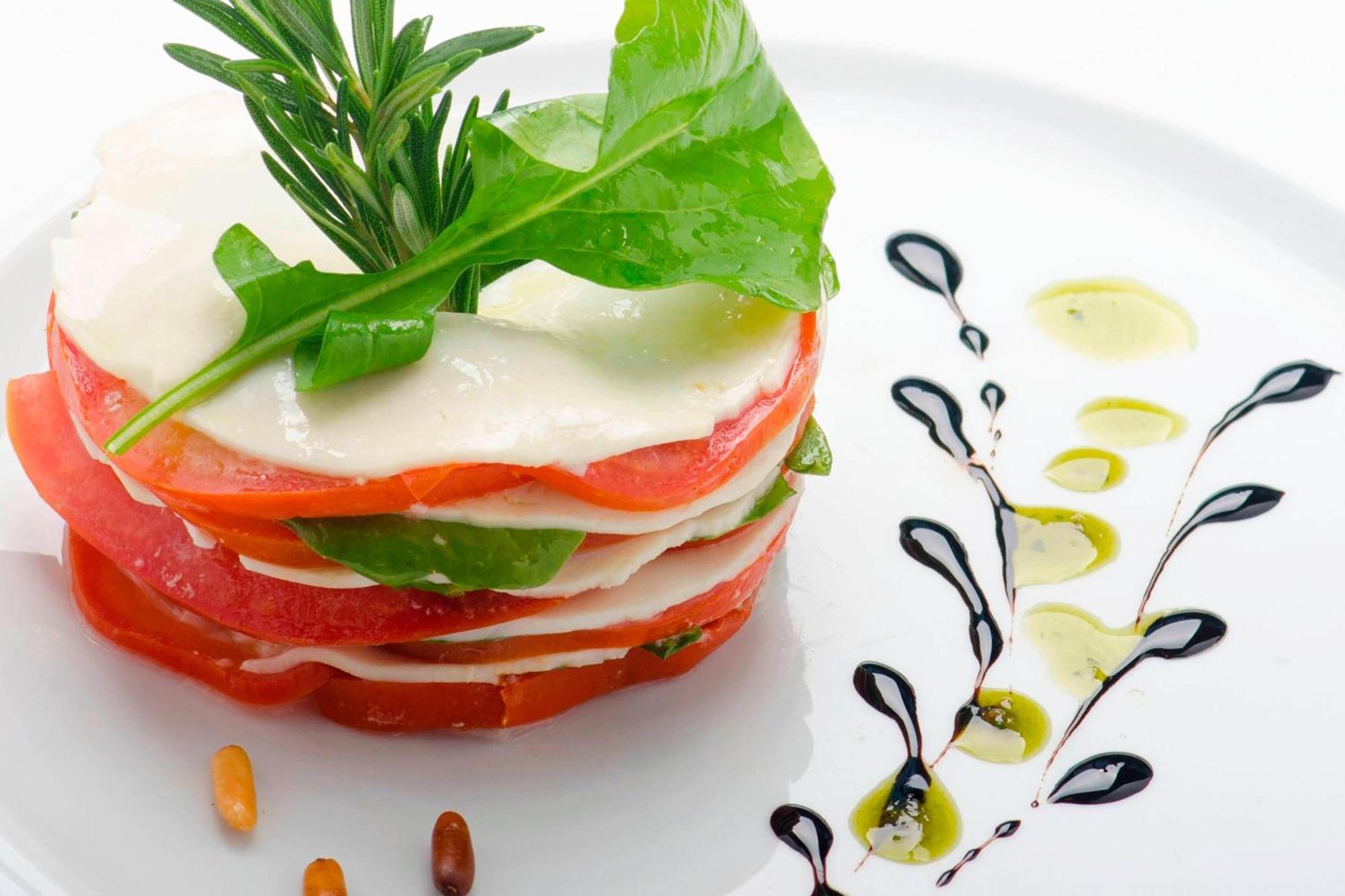 Le Meridien Al Khobar Ngoại thất bức ảnh A caprese salad