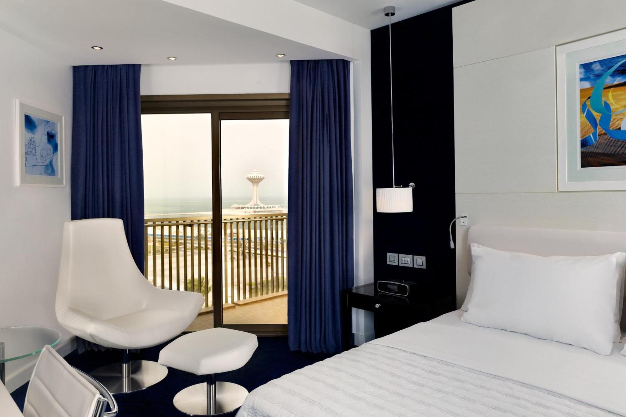 Le Meridien Al Khobar Ngoại thất bức ảnh A room at the hotel