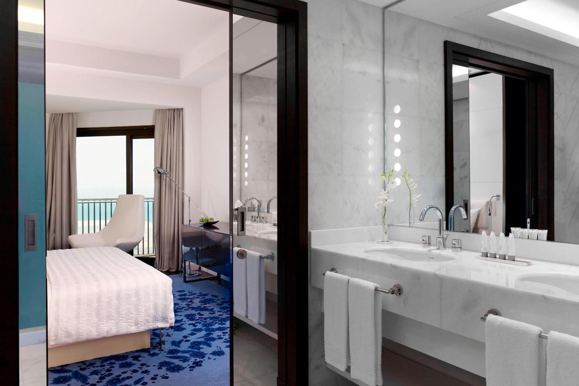 Le Meridien Al Khobar Ngoại thất bức ảnh A guest room at the hotel