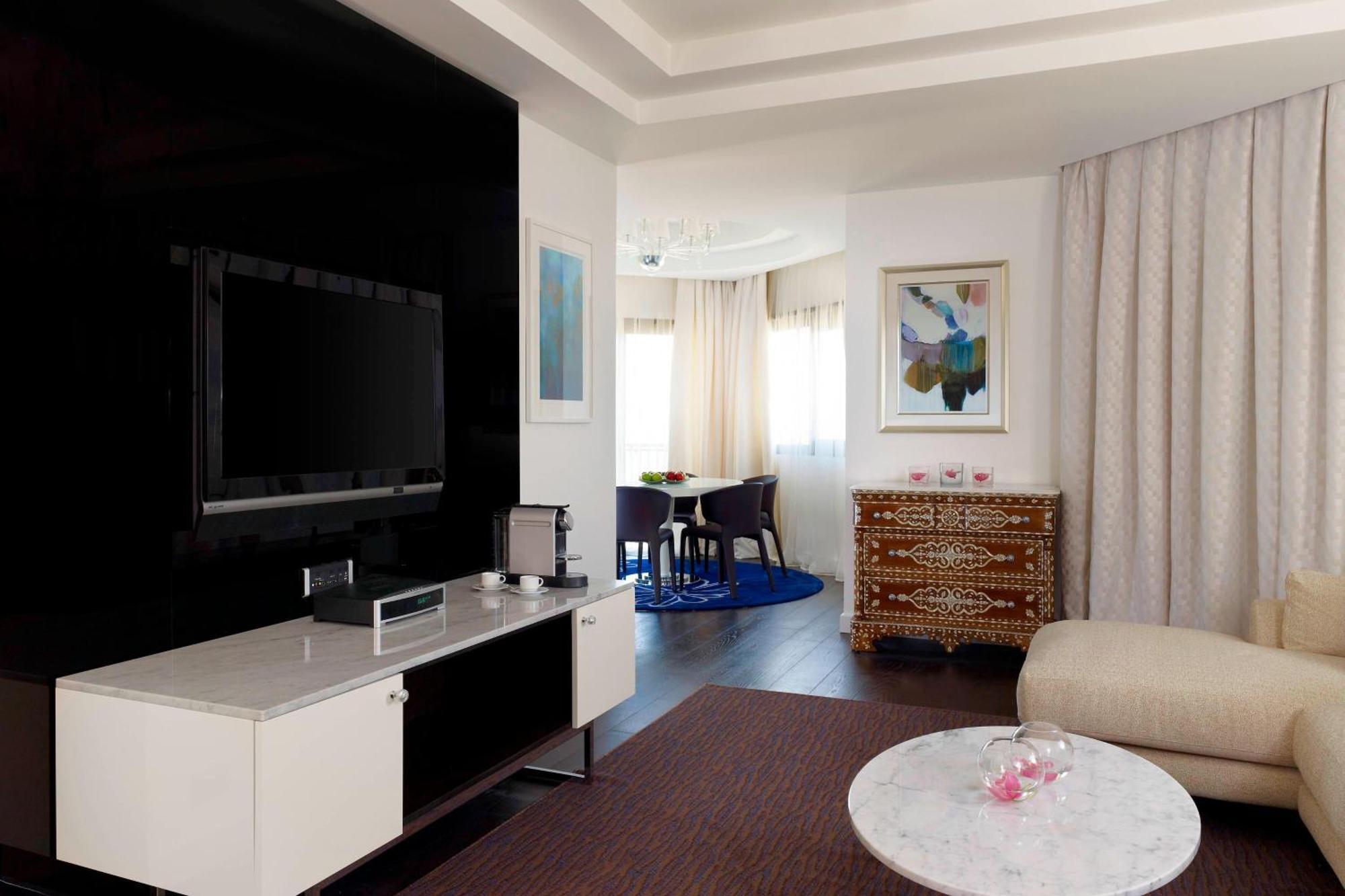 Le Meridien Al Khobar Ngoại thất bức ảnh A living room in a typical apartment
