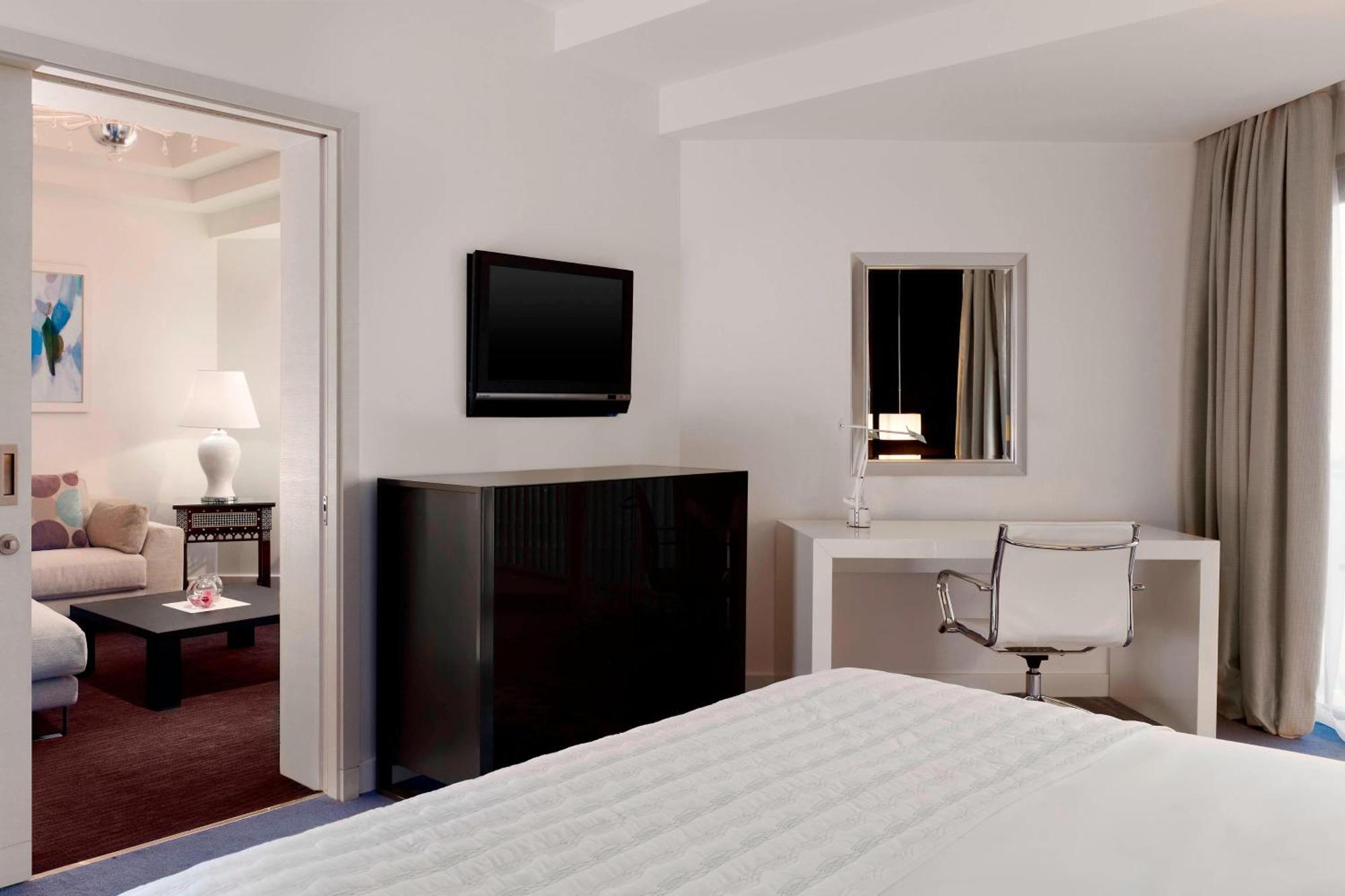 Le Meridien Al Khobar Ngoại thất bức ảnh A typical bedroom in a typical hotel