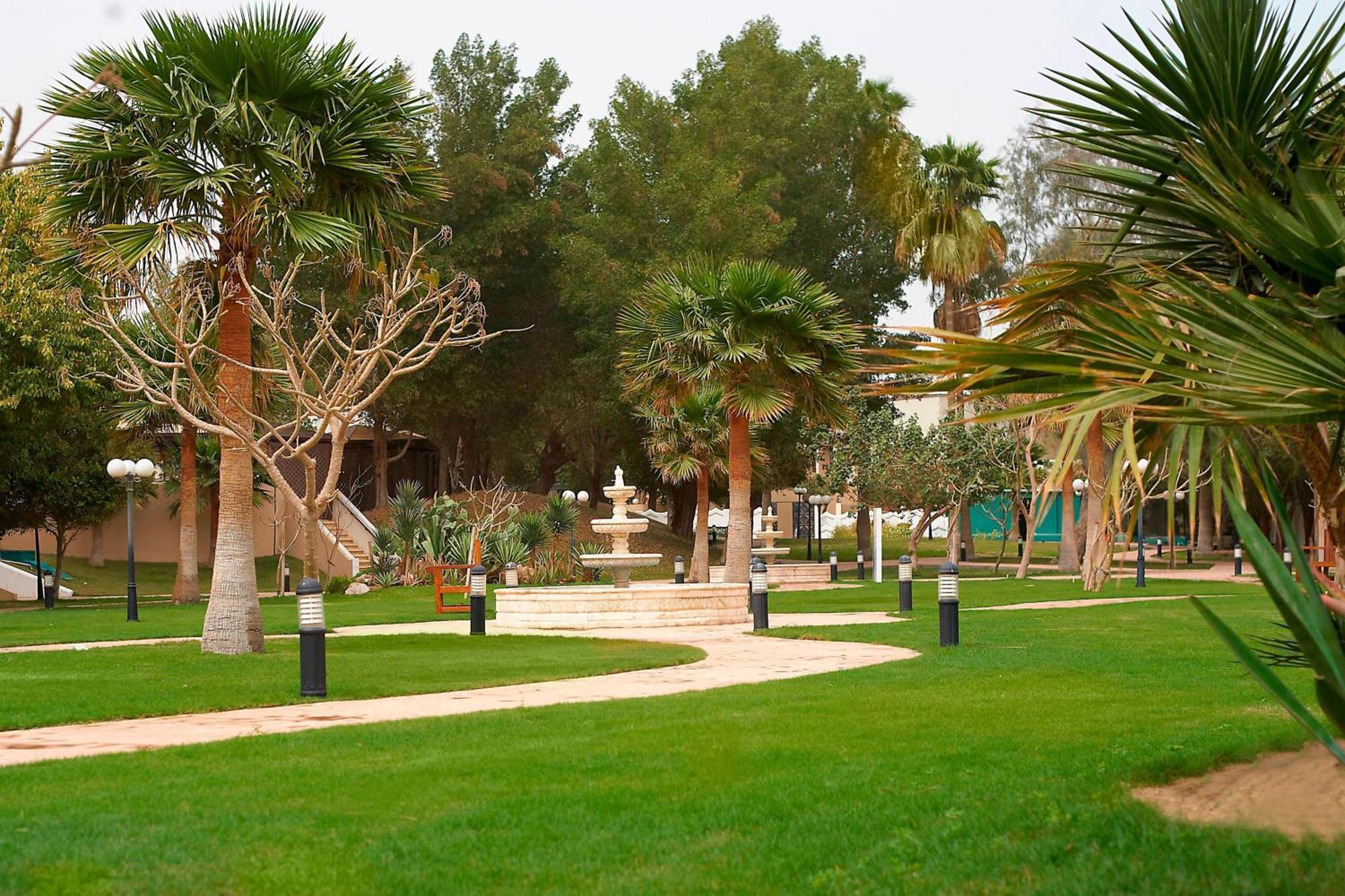 Le Meridien Al Khobar Ngoại thất bức ảnh The park of the hotel